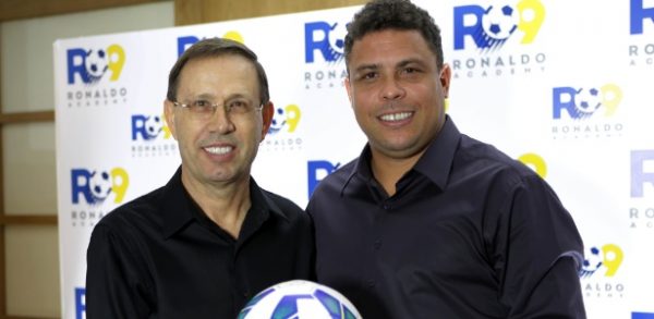 o-empresario-carlos-wizard-martins-e-o-ex-jogador-ronaldo-sao-socios-na-franquia-de-escolas-de-futebol-ronaldo-academy-1430752369973_615x300